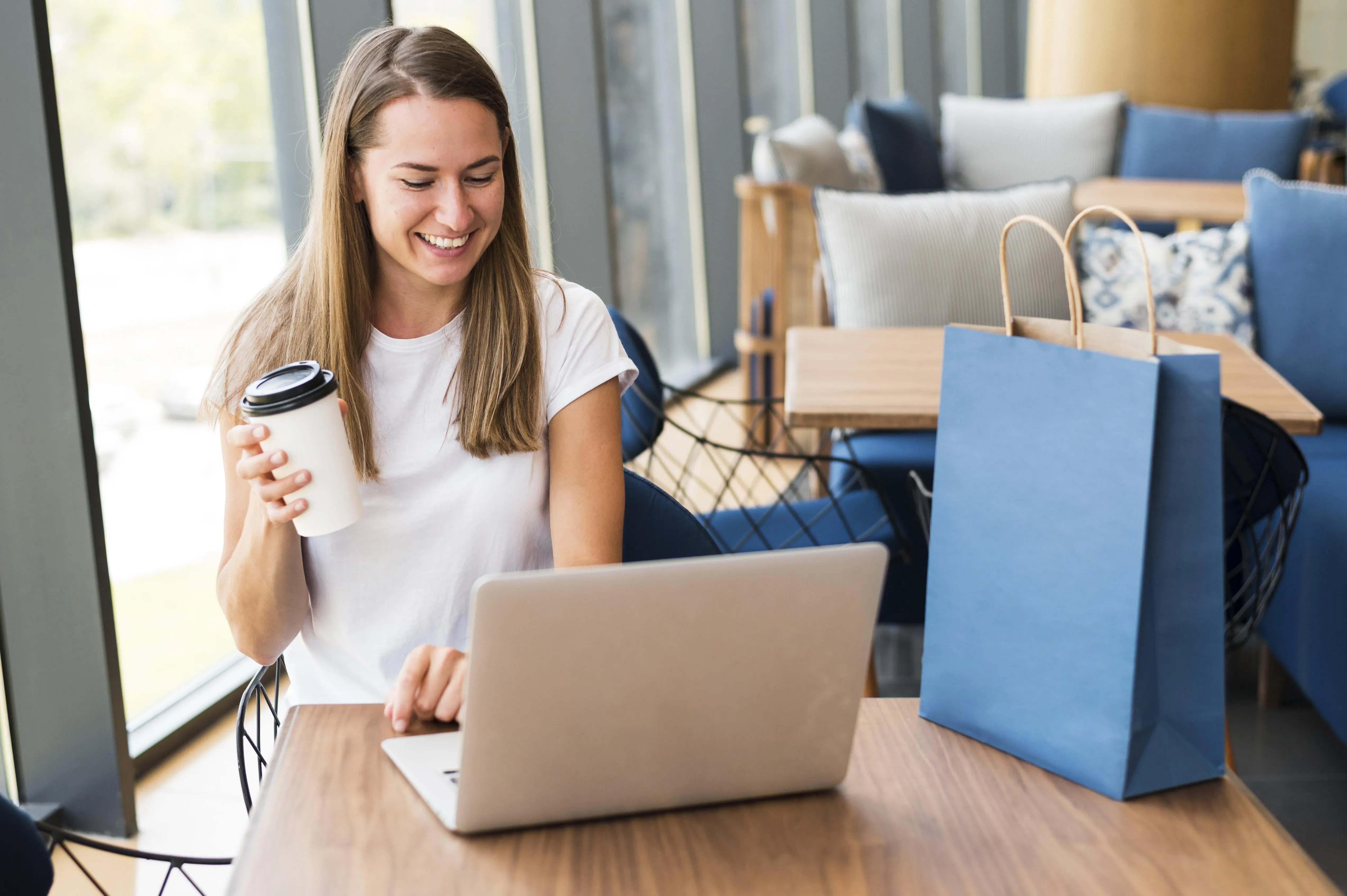 fpt-blog-beautiful-young-woman-working-laptop