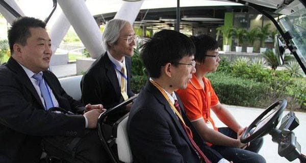 Japan Vice Minister experiencing FPT's self-drivingcar